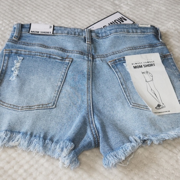 ALMOST FAMOUS HIGH RISE MOM SHORTS SIZE JRS 3 DISTRESSED MEDIUM WASHED NWT - Picture 10 of 14